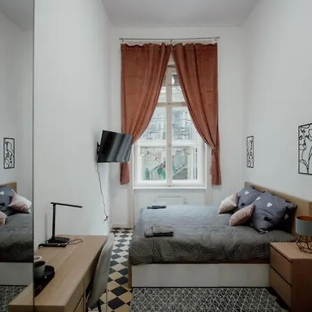 P77 Central New 4-Bedrooms Piotrkowska Cale Miejsce 4 Pokoje Z Lazienka I Kuchnia Na Korytarzu Budynku Lodz  Exterior photo