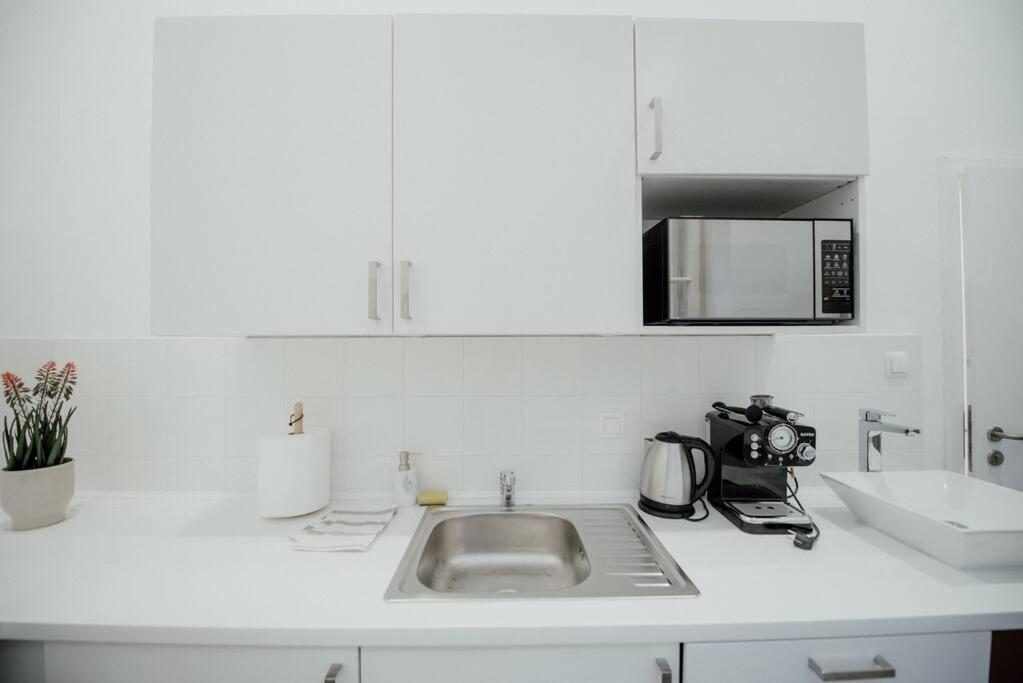P77 New 4-bedrooms Piotrkowska Cale Miejsce 4 Z Lazienka I Kuchnia Na Korytarzu Budynku * Lodz (Lodz)